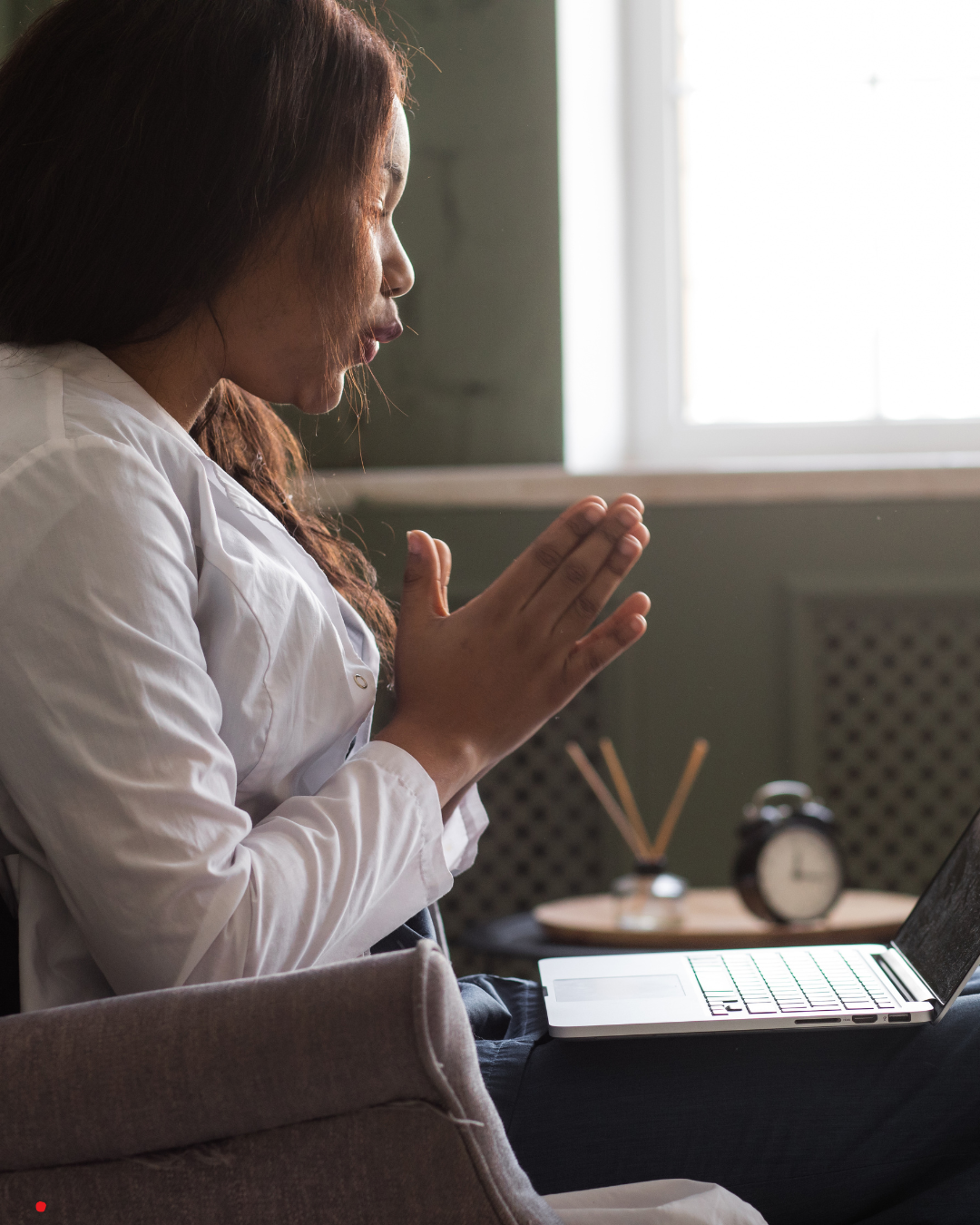 A person speaking during an online coaching conversation